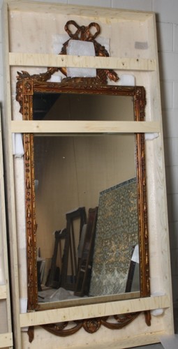 Spiegel in rijkbewerkte rechthoekige lijst in Lodewijk XVI stijl